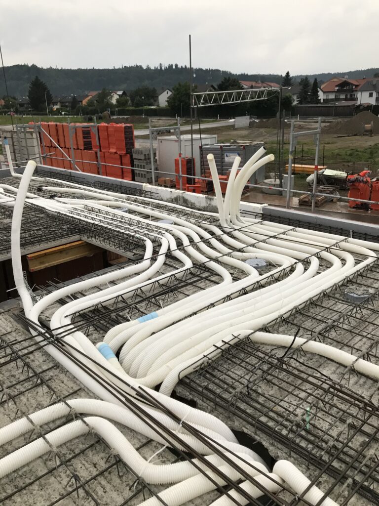 Lüftungsanlagen: lueftungsinstallation-schlaeuche-auf-rohbau